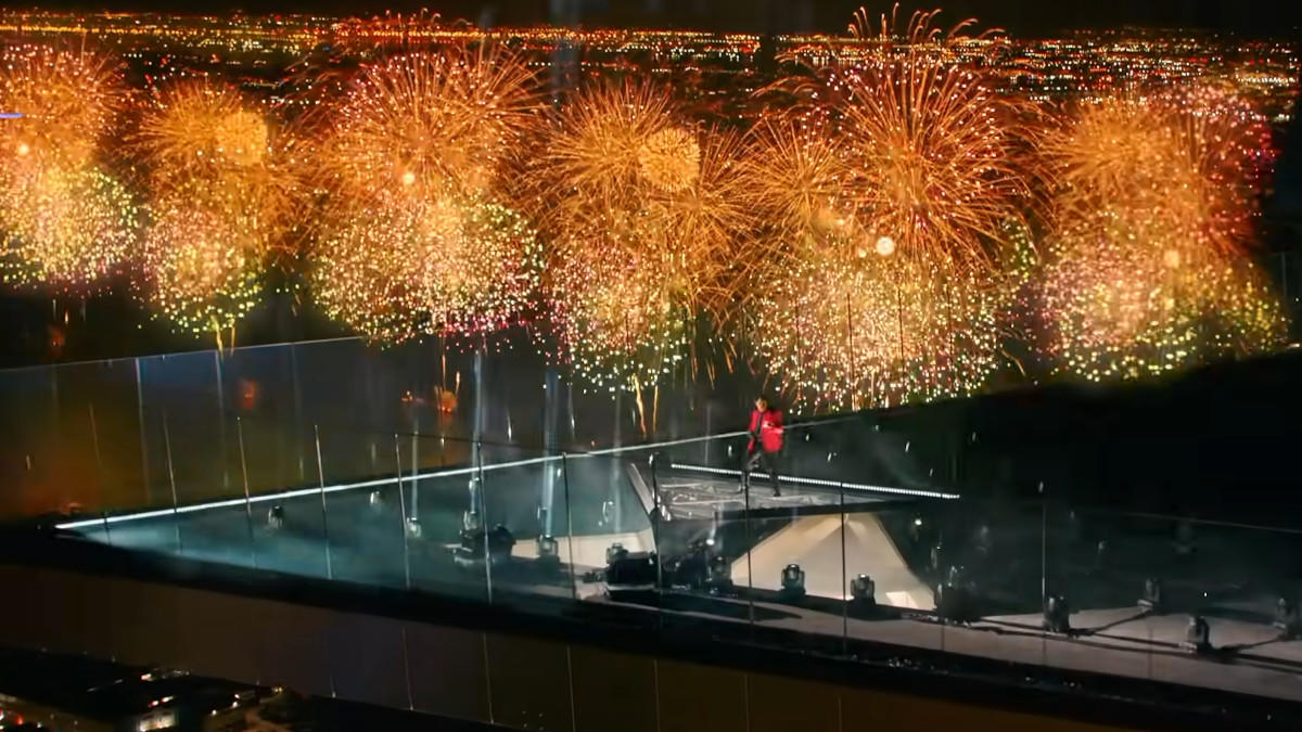 THE WEEKND „BLINDING LIGHTS“ (LIVE ON THE 2020 MTV VMAS)